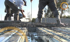 Personal de construcción utilizando losacero en un techo
