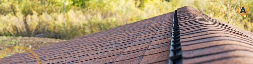 Cumbrera de tejas colocadas en el techo de una casa