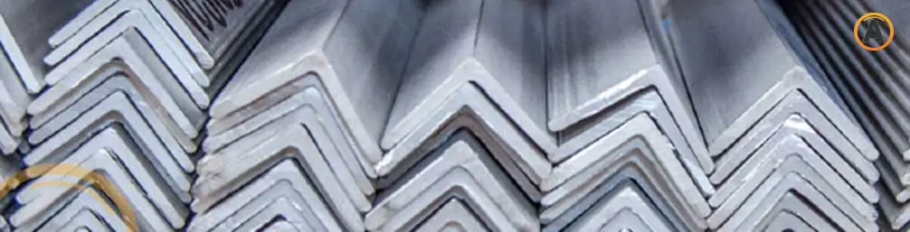 Ángulo de acero apilado entre sí