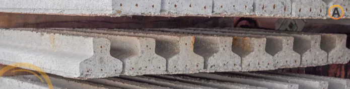Viguetas de concreto apiladas en una construcción